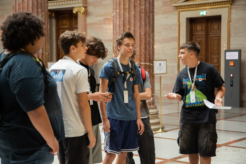 Schüler:innen beim Escape-Spiel