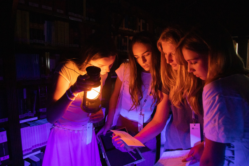 Schüler:innen beim Escape-Spiel