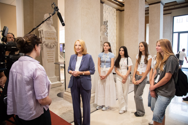 Zweite Nationalratspräsidentin Doris Bures (SPÖ) beim Interview gemeinsam mit Schüler:innen
