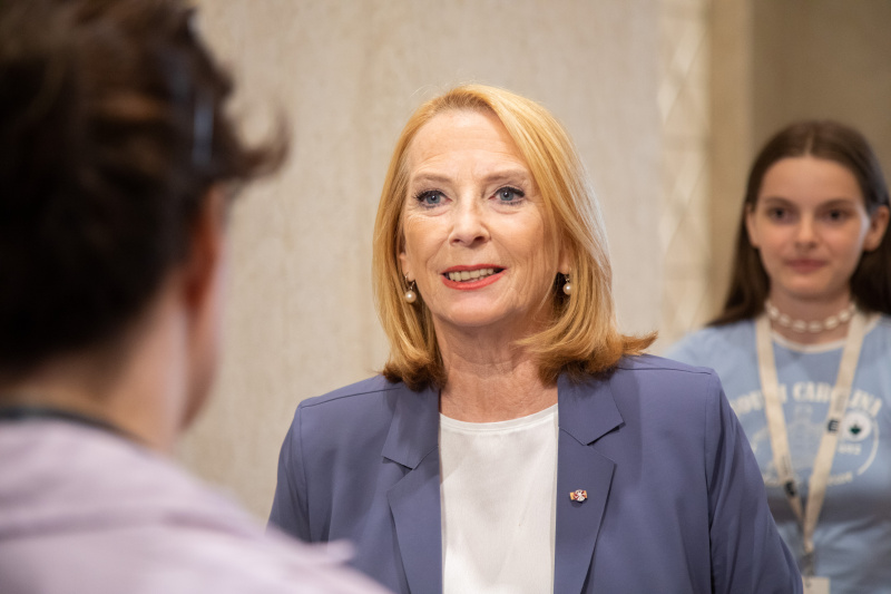 Zweite Nationalratspräsidentin Doris Bures (SPÖ) beim Interview gemeinsam mit Schüler:innen