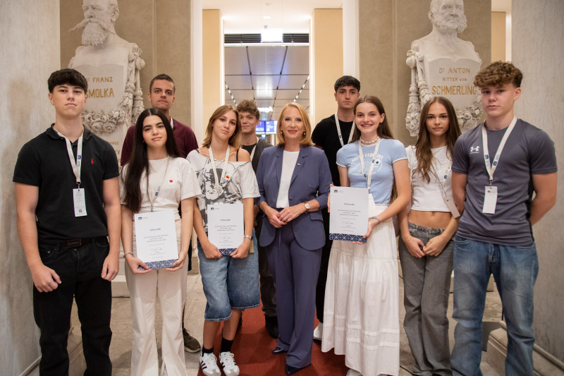 Gruppenfoto. Zweite Nationalratspräsidentin Doris Bures (SPÖ) gemeinsam mit Schüler:innen