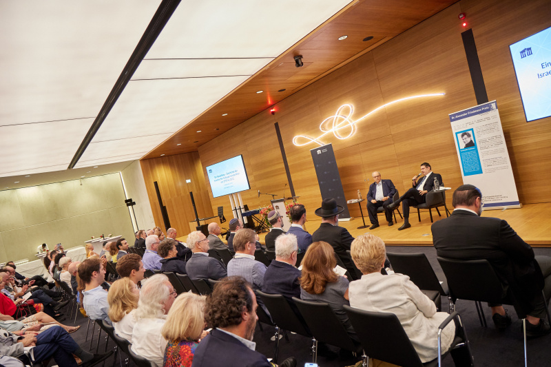 Gespräch. Von links: Präsident des European Jewish Congress, CEO der Judaica Forschung gemeinnützige GmbH Ariel Muzicant, Präsident der Israelitischen Kultusgemeinde Wien Oskar Deutsch