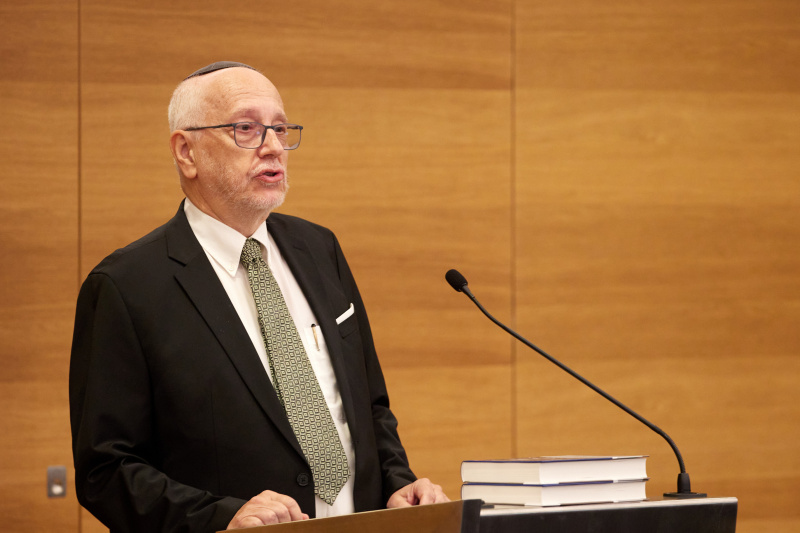 Präsentation der Bücher. Generalsekretär des Bundesverbandes der Israelitischen Kultusgemeinden in Österreich i.R. Raimund Fastenbauer