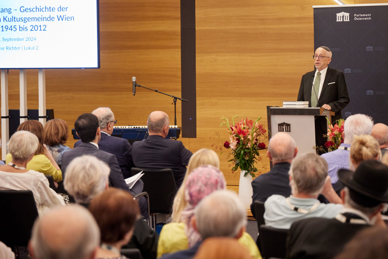 Präsentation der Bücher. Generalsekretär des Bundesverbandes der Israelitischen Kultusgemeinden in Österreich i.R. Raimund Fastenbauer