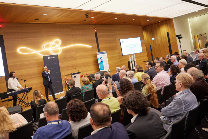 Musik: Shmuel Barzilai, Gesang; Elias Meiri, Keyboard