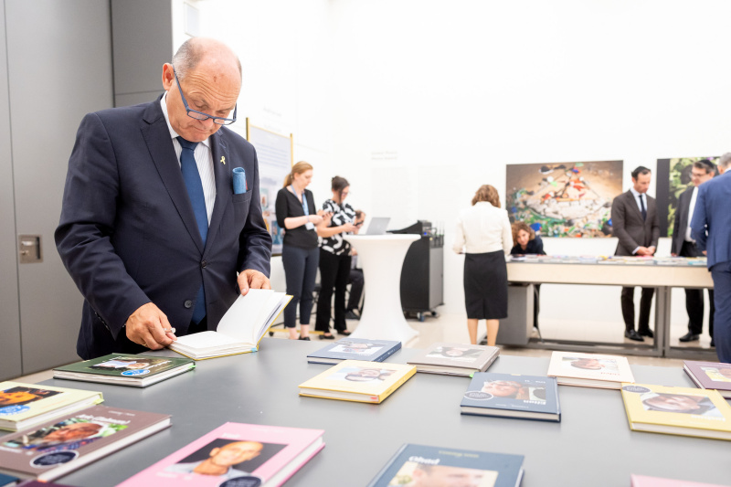 Nationalratspräsident Wolfgang Sobotka (ÖVP) beim Eintrag in ein Buch