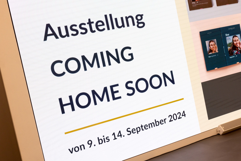 Bücherausstellung: 'Coming Home Soon'