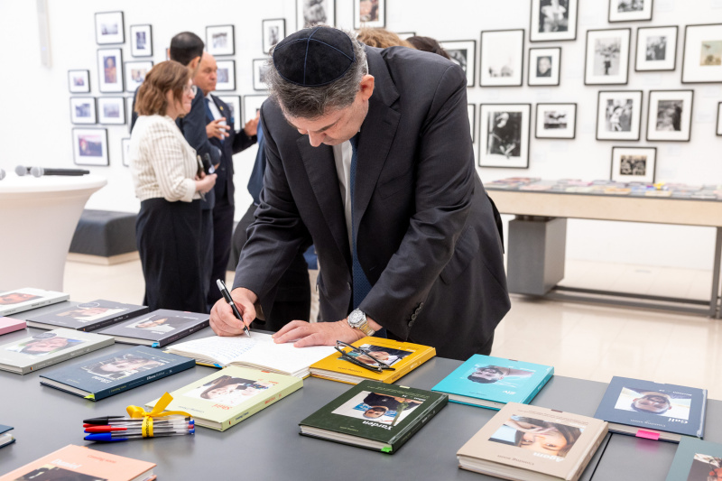 IKG Präsident Oskar Deutsch beim Eintrag in ein Buch