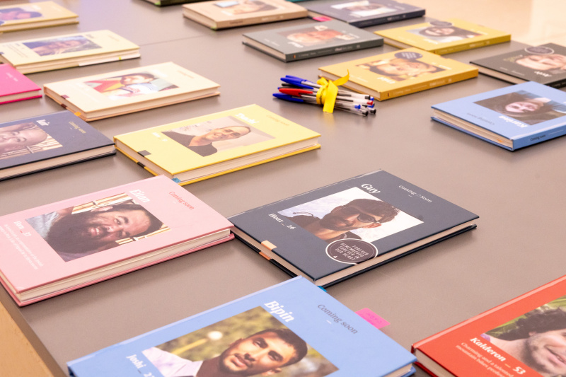 Bücher der Ausstellung: 'Coming Home Soon'