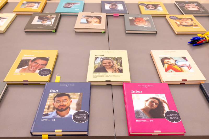 Bücher der Ausstellung: 'Coming Home Soon'