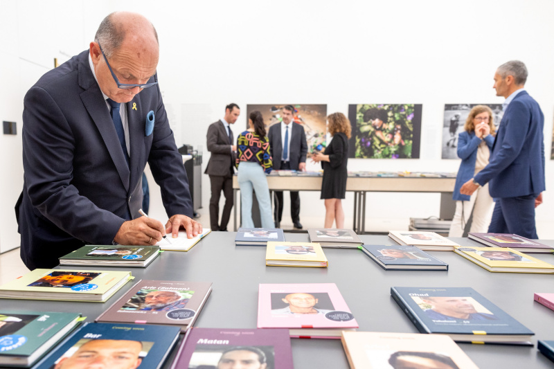 Nationalratspräsident Wolfgang Sobotka (ÖVP) beim Eintrag in ein Buch