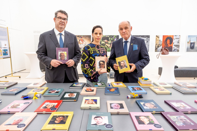 Von rechts: Nationalratspräsident Wolfgang Sobotka (ÖVP), Künstlerin und Ausstellungsinitiatorin Inbar Hasson, IKG Präsident Oskar Deutsch