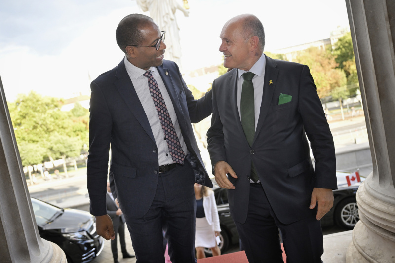 Einholung. Von links: Präsident des kanadischen Parlaments Greg Fergus, Nationalratspräsident Wolfgang Sobotka (ÖVP)