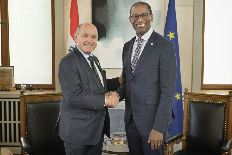 Fahnenfoto. Von links: Nationalratspräsident Wolfgang Sobotka (ÖVP), Präsident der israelischen Knesset Amir Ohana