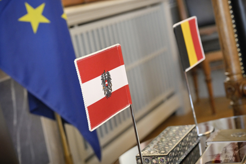 Tischfahnen Österreichs und Belgien