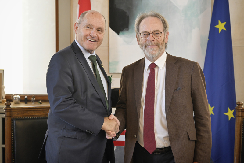 Fahnenfotos. Von links: Nationalratspräsident Wolfgang Sobotka (ÖVP), Präsident der belgischen Abgeordnetenkammer Peter De Roover