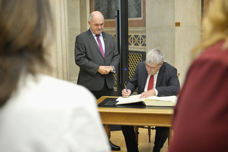 Gästebuch. Von links: Nationalratspräsident Wolfgang Sobotka (ÖVP), Präsident des Nationalrates der Schweizerischen Eidgenossenschaft Eric Nussbaumer