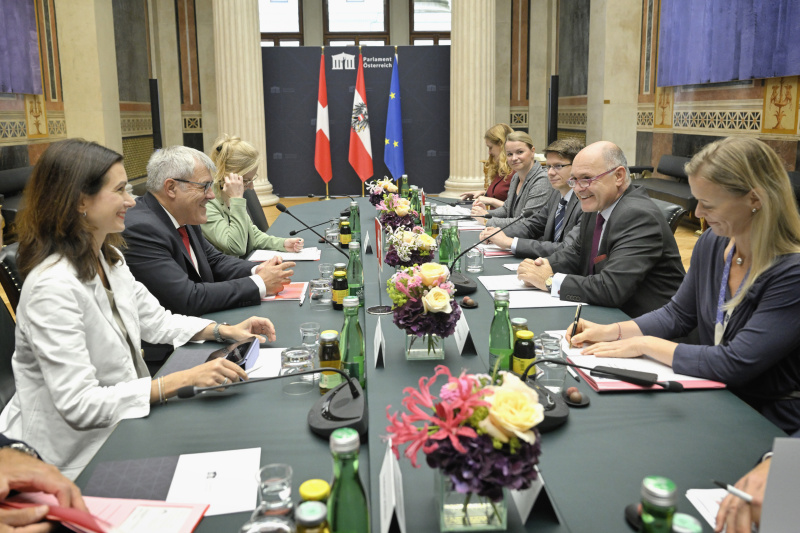 Aussprache. Rechte Tischhälfte Österreichische Delelgation mit Nationalratspräsident Wolfgang Sobotka (ÖVP) (2. Von rechs). Linke Tischhälfte schweizer Delelgation mit dem Präsidenten des Nationalrates der Schweizerischen Eidgenossenschaft Eric Nussbaumer (2. von links) und der ersten Vizepräsidentin des Schweizer Nationalrats Maja Riniker (links)