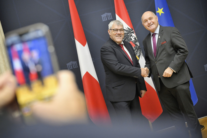 Fahnenfoto. Von links: Präsident des Nationalrates der Schweizerischen Eidgenossenschaft Eric Nussbaumer, Nationalratspräsident Wolfgang Sobotka (ÖVP)