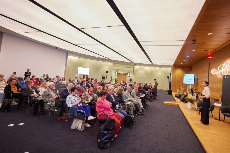 Moderation:  Kommunikationswissenschaftlerin und Publizistin Nana Walzer