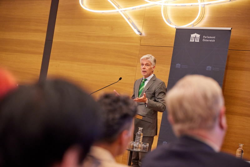 Eröffnungsworte. Parlamentsdirektor Harald Dossi