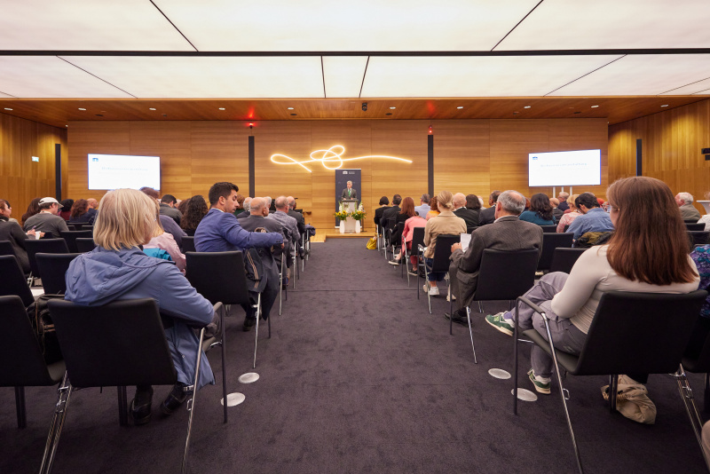 Eröffnungsworte. Parlamentsdirektor Harald Dossi