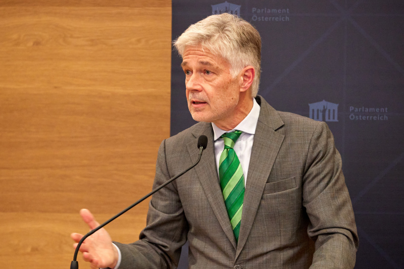 Eröffnungsworte. Parlamentsdirektor Harald Dossi