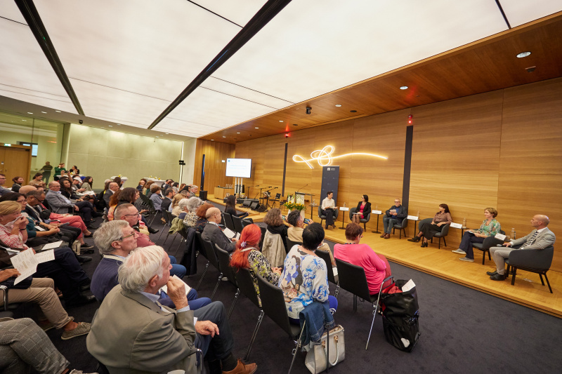 Moderiertes Gespräch mit den Menschenrechtssprecher:innen der Parlamentsklubs. Von links: Kommunikationswissenschaftlerin und Publizistin Nana Walzer, Nationalratsabgeordnete Gudrun Kugler (ÖVP), Nationalratsabgeordneter Harald Troch (SPÖ), Nationalratsabgeordnete Ewa Ernst-Dziedzic (GRÜNE), Nationalratsabgeordnete Stefanie Krisper (NEOS), Bundesrat a.D. Michael Schilchegger (FPÖ)