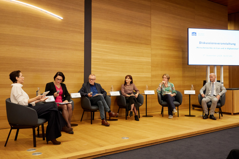 Moderiertes Gespräch mit den Menschenrechtssprecher:innen der Parlamentsklubs. Von links: Kommunikationswissenschaftlerin und Publizistin Nana Walzer, Nationalratsabgeordnete Gudrun Kugler (ÖVP), Nationalratsabgeordneter Harald Troch (SPÖ), Nationalratsabgeordnete Ewa Ernst-Dziedzic (GRÜNE), Nationalratsabgeordnete Stefanie Krisper (NEOS), Bundesrat a.D. Michael Schilchegger (FPÖ)