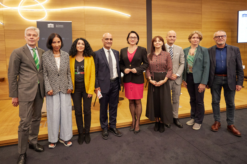 Von links: Parlamentsdirektor Harald Dossi, Fahima Safa, Vienna Process for a democratic Afghanistan, Geschäftsführerin Amnesty International Österreich Shoura Hashemi, Sprecher der Ärzte für Menschenrechte im Iran und des Iranischen Forums Siroos Mirzaei, Nationalratsabgeordnete Gudrun Kugler (ÖVP), Nationalratsabgeordnete Ewa Ernst-Dziedzic (GRÜNE), Bundesrat a.D. Michael Schilchegger (FPÖ), Nationalratsabgeordnete Stefanie Krisper (NEOS), Nationalratsabgeordneter Harald Troch (SPÖ)