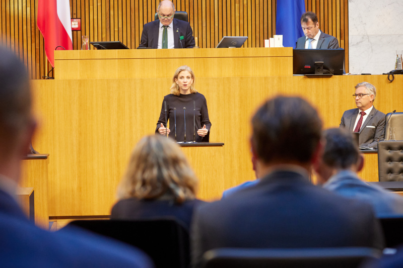 Am Redner:innenpult Klubobfrau Beate Meindl-Reisinger (NEOS)