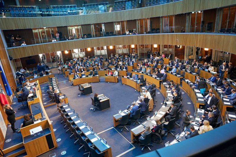 Am Redner:innenpult Klubobfrau Beate Meindl-Reisinger (NEOS)