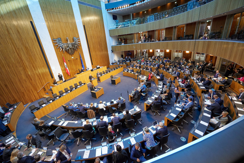 Am Redner:innenpult Klubobfrau Beate Meindl-Reisinger (NEOS)