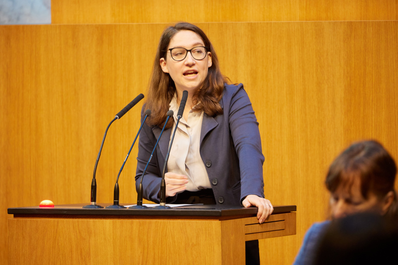 Am Redner:innenpult Nationalratsabgeordnete Julia Elisabeth Herr (SPÖ)