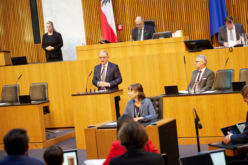 Am Redner:innenpult Nationalratsabgeordneter Karlheinz Kopf (ÖVP)