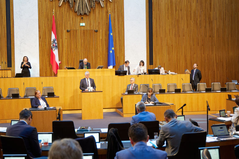 Am Redner:innenpult Nationalratsabgeordneter Maximilian Linder (FPÖ)