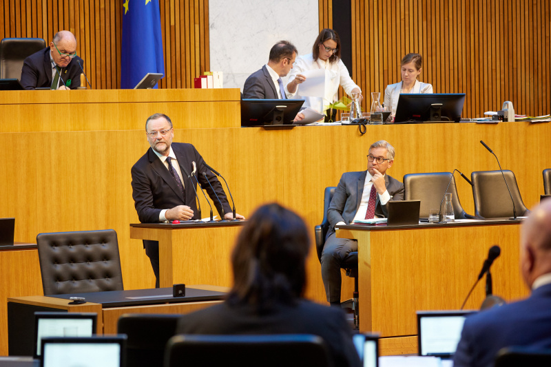 Am Redner:innenpult Nationalratsabgeordneter Josef Schellhorn (NEOS)