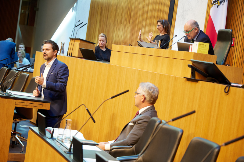 Am Redner:innenpult Nationalratsabgeordneter Jakob Schwarz (GRÜNE)