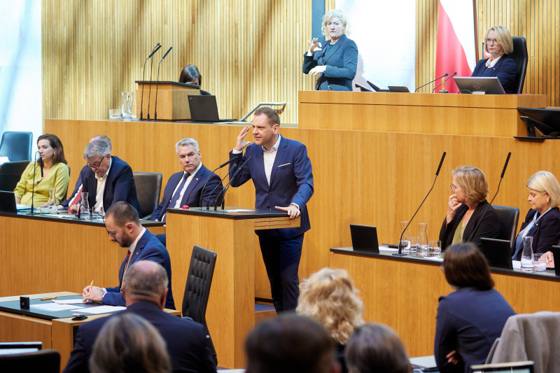 Am Redner:innenpult Nationalratsabgeordneter Philip Kucher (SPÖ)