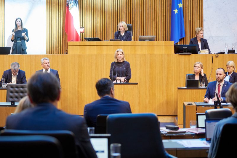 Am Redner:innenpult Klubobfrau Beate Meindl-Reisinger (NEOS)