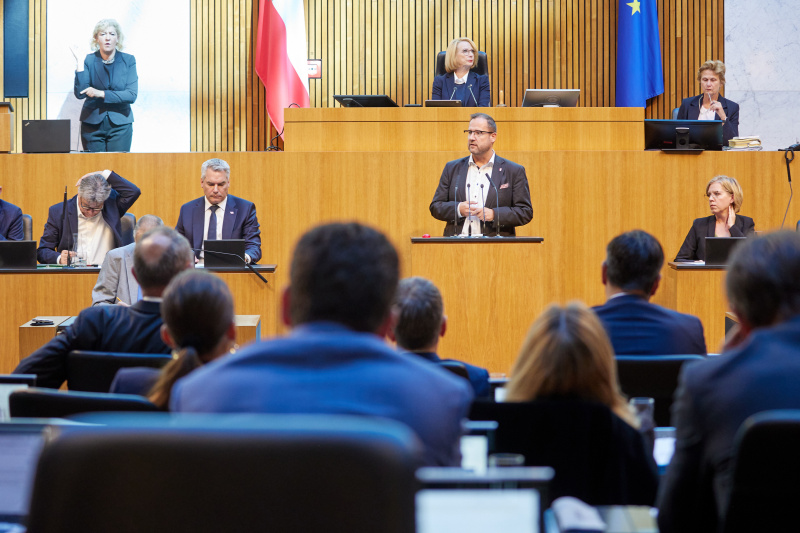 Am Redner:innenpult Nationalratsabgeordneter Christian Hafenecker (FPÖ)