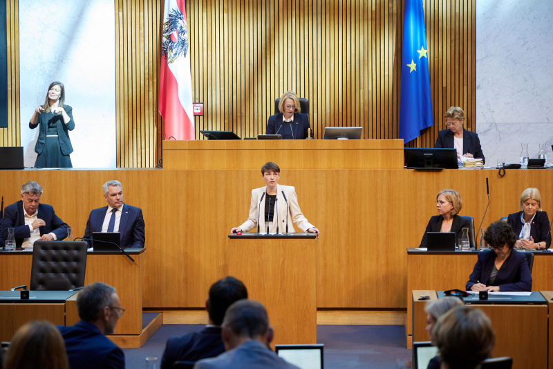 Am Redner:innenpult Klubobfrau Sigrid Maurer (GRÜNE)