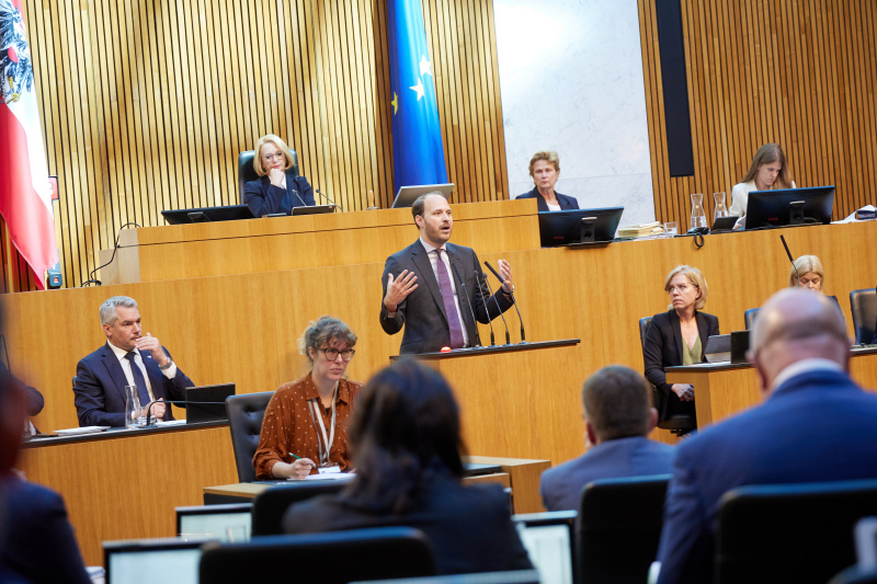 Am Redner:innenpult Nationalratsabgeordneter Nikolaus Scherak (NEOS)