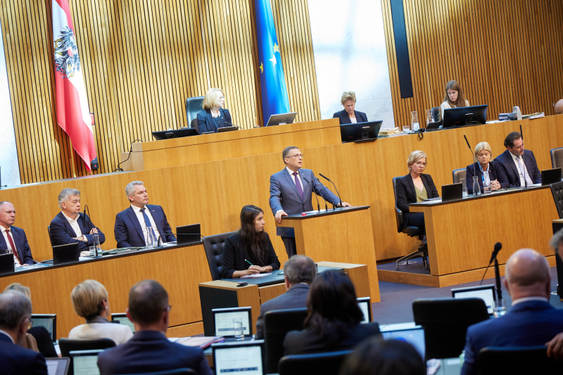 Am Redner:innenpult Klubobmann August Wöginger (ÖVP)