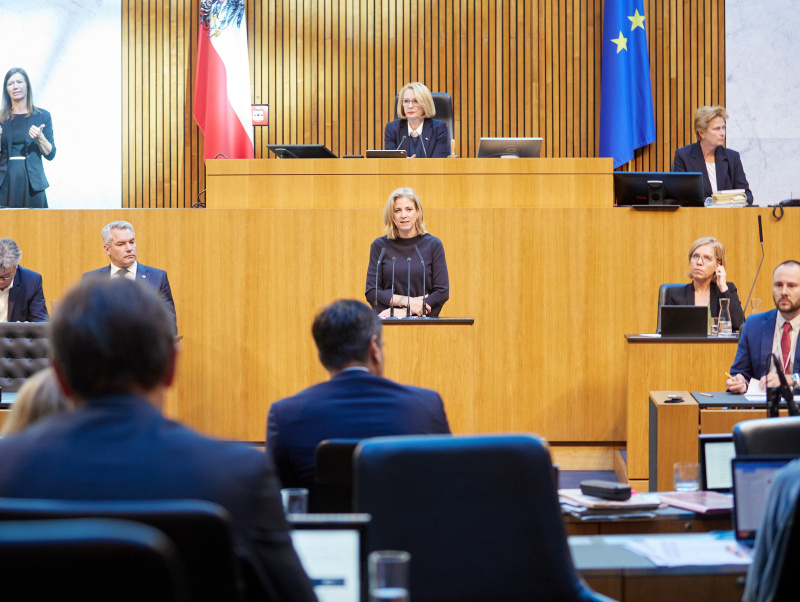 Am Redner:innenpult Klubobfrau Beate Meindl-Reisinger (NEOS)