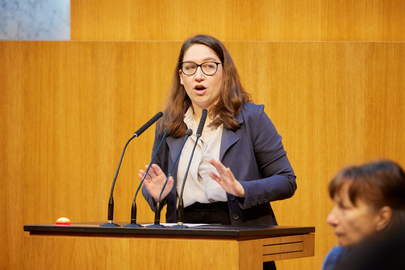 Am Redner:innenpult Nationalratsabgeordnete Julia Elisabeth Herr (SPÖ)