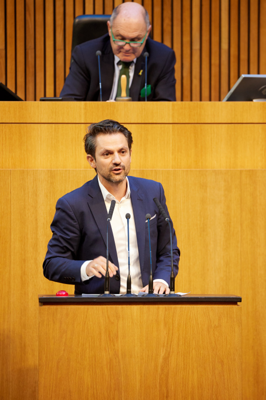 Am Redner:innenpult Nationalratsabgeordneter Jakob Schwarz (GRÜNE)