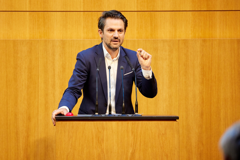 Am Redner:innenpult Nationalratsabgeordneter Jakob Schwarz (GRÜNE)