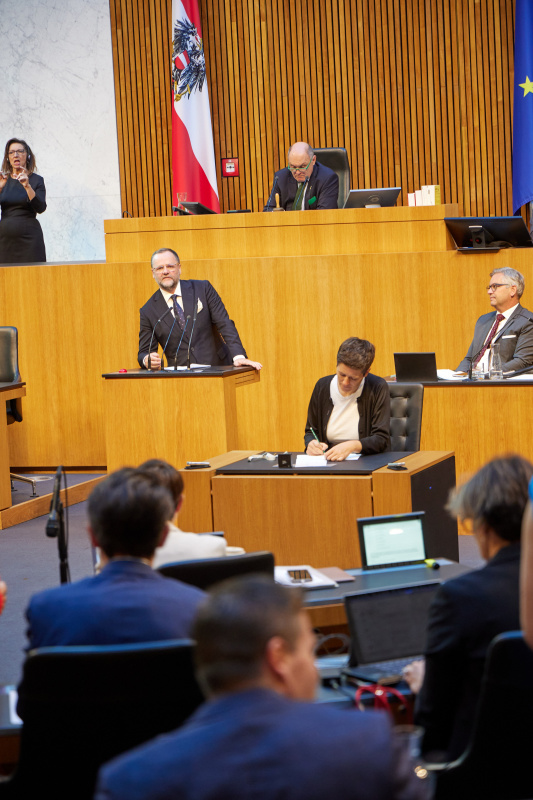 Am Redner:innenpult Nationalratsabgeordneter Josef Schellhorn (NEOS)