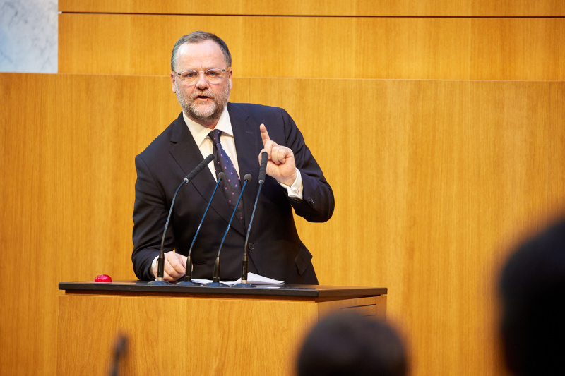 Am Redner:innenpult Nationalratsabgeordneter Josef Schellhorn (NEOS)